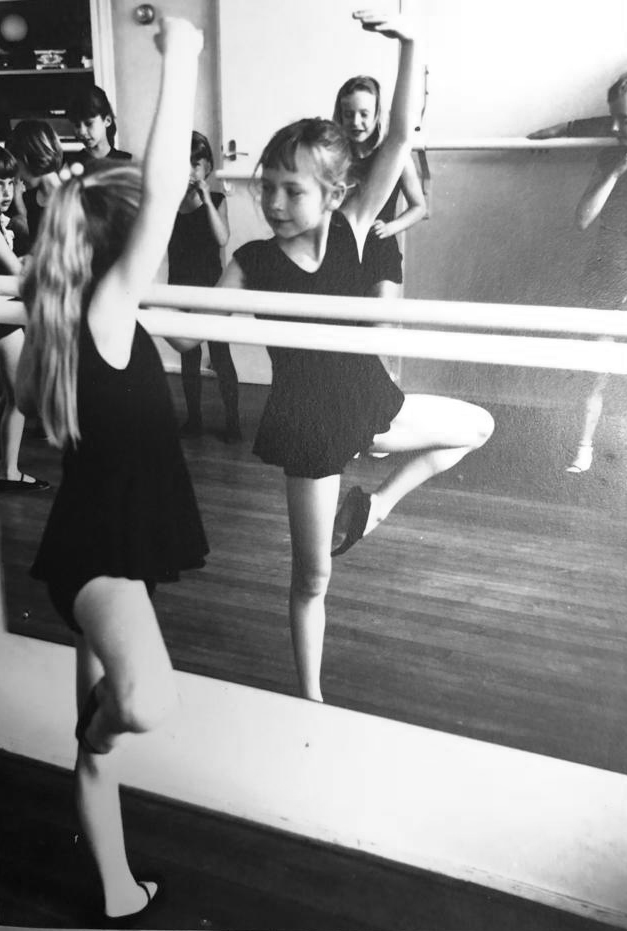 Cyrilla zw in haar balletpakje, door moeder vermaakt